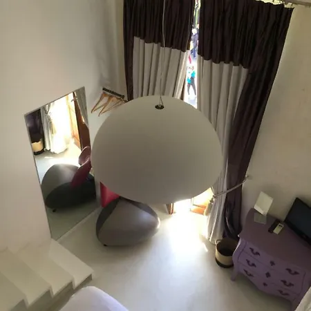 룸 위드 아 뷔 B&B